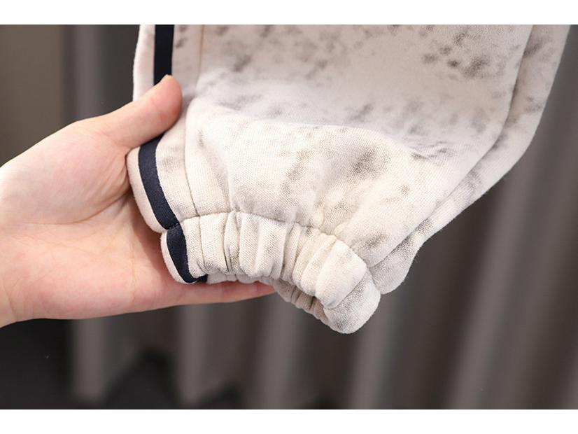 Dětské jarní obleky: Stylové bundy a sportovní dvoudílné soupravy pro chlapce a dívky 2025.