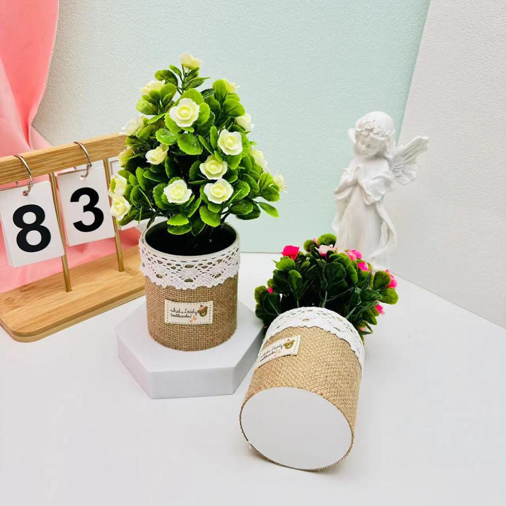 Umělý ibišek měnivý v květináči s hedvábnou látkou pro domácí dekoraci, na terasu