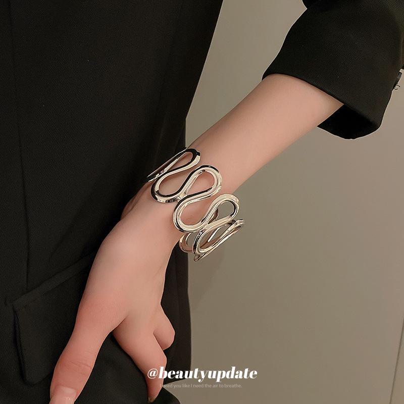 European-American Metal Wave Bracelet: High-End Niche Fashion with Light Luxury Style