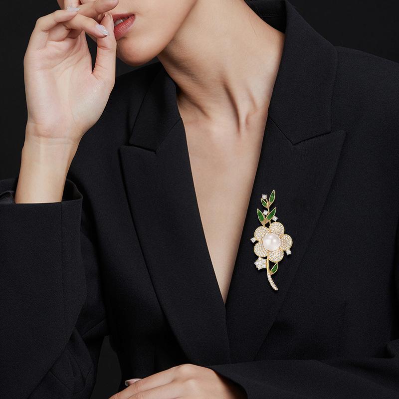 

Flower Pearl Brooches For Women Clothing Coat Accessries Gift