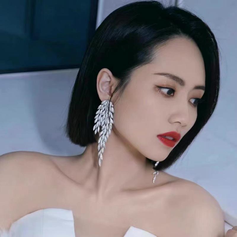 

Серьги с кисточками и бриллиантами премиум-класса в виде листьев