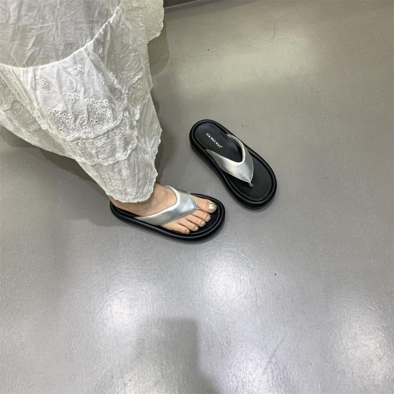 Thick-soled Flip-flops Shoes Women's Shoes Wear 2025 New Summer Soft-soled Shit-stepping Sandals Beach Sandals