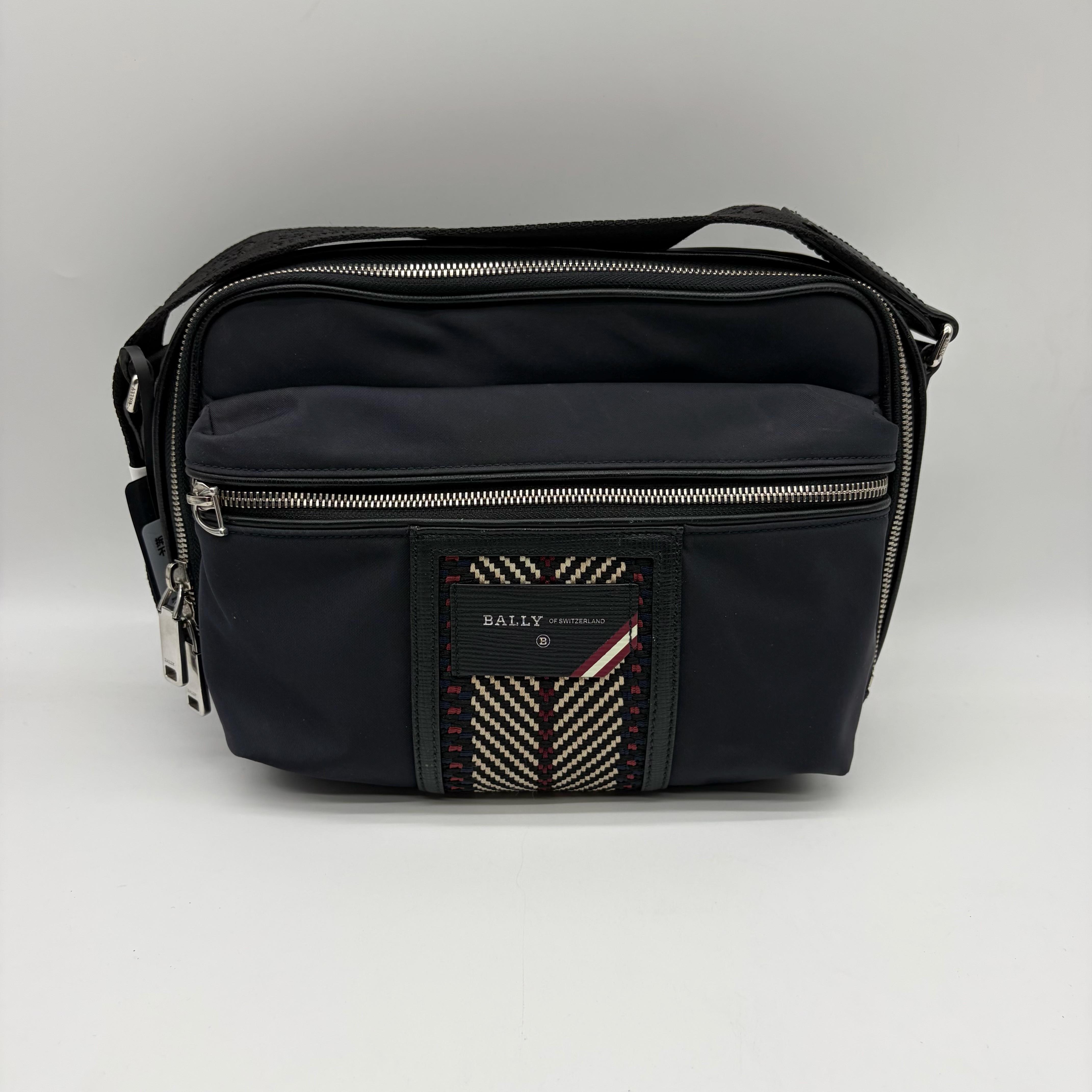 [Pre-Owned] Casual Woven Stripe Zipper Adjustable Shoulder Strap Nylon Camera Bag - Good #N86W0R ONE SIZE