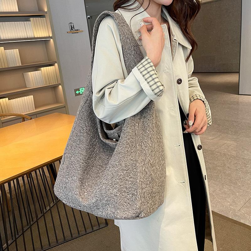 New autumn and winter textured flannel bag large capacity underarm shoulder bag ins wind mother bag solid color autumn and winter female tote