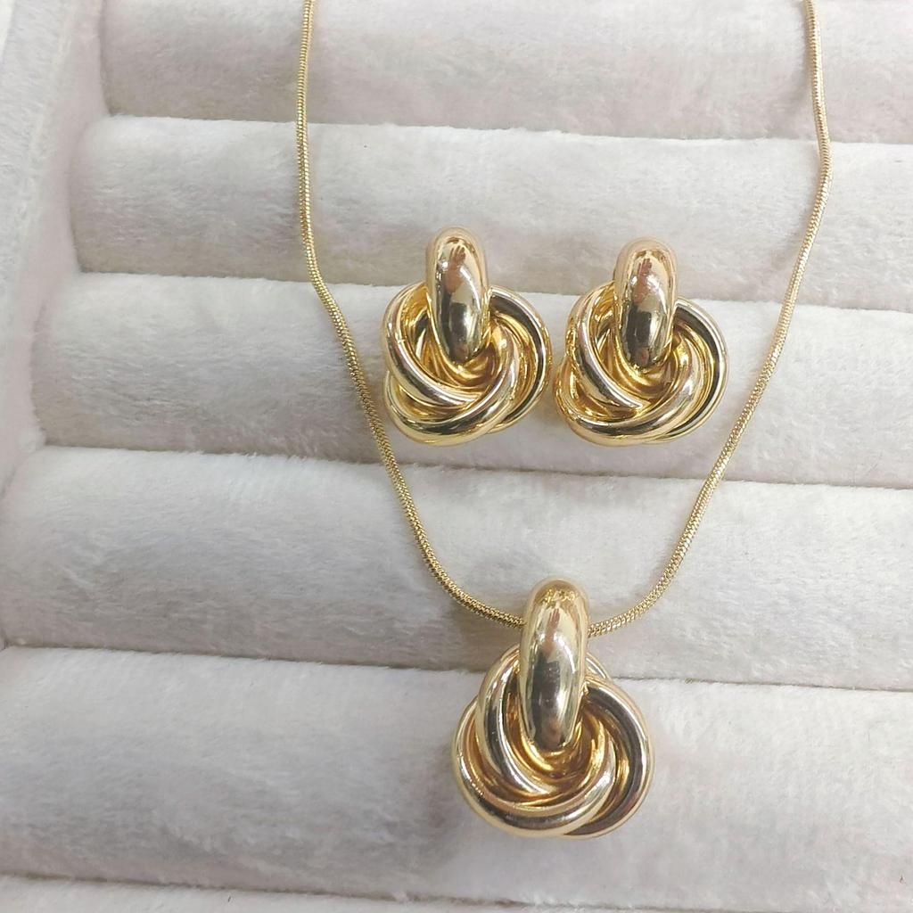European-American Geometric Twist Circle Earrings – Stylish, Multi-layered, and Versatile