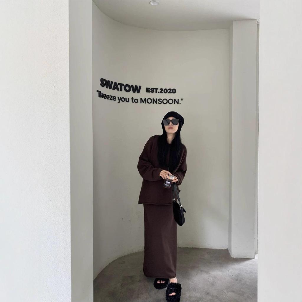 Dwuczęściowy zestaw damski: sweter dzianinowy z okrągłym dekoltem w stylu koreańskim i spódnica midi z wysokim stanem, kolekcja jesień/zima 2025