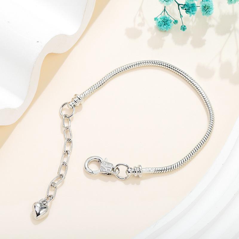 

Мінімалістичний браслет з намистин у формі зміїної кістки, що зберігає колір, з регульованим подовжувальним ланцюжком