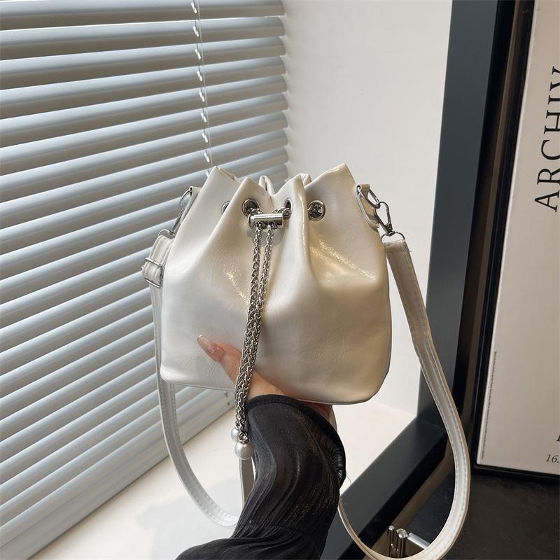 

Niche high-end small bag women s new red bucket bag simple and versatile shoulder messenger bag белый