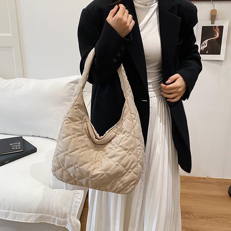 Women's Korean & Japanese Autumn/Winter Versatile Single Shoulder Crossbody Bag with Large Capacity & Simple Diamond Lattice Design