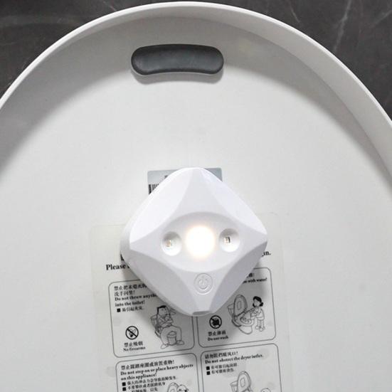 Nettoyant auto-adhésif pour cuvette de toilette avec lumière UV Installation facile Rechargeable Activé par détecteur de mouvement Lumière pour couvercle de toilette