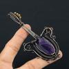 Gitarrenförmiger Amethyst-Edelstein mit Kupferdraht umwickelt, handgefertigter Schmuckanhänger als Geschenk