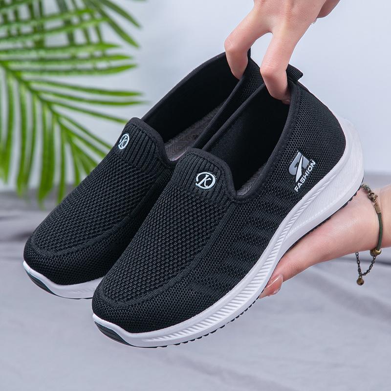 Shoes women's new casual sports shoes fashion soft-soled mother shoes old Beijing cloth shoes women's middle-aged walking shoes women