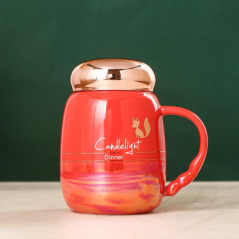 

Кружка с крышкой Дом офис Высокая ценность мужские и женские пары Молочная чашка для завтрака Зеркальная крышка Керамическая чашка для воды 301-400ml красный