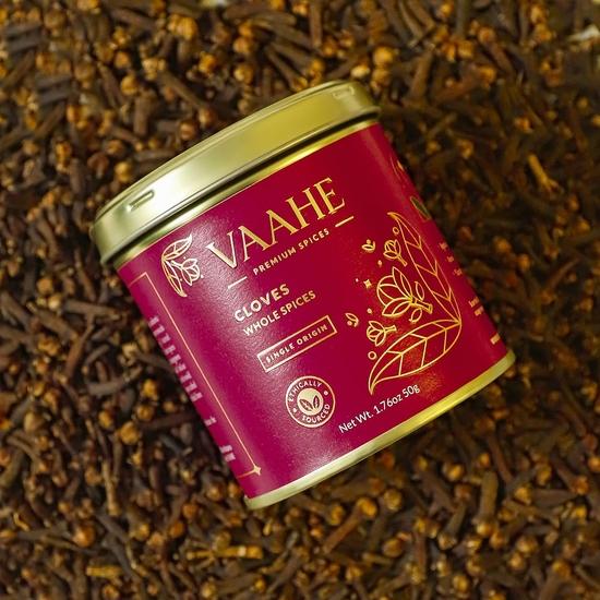 Clous de girofle entiers de qualité supérieure VAAHE (Laung) | Origine unique (Kerala) | Fraîchement emballé | 100 % pur et naturel | Boîte métallique de qualité supérieure (50 g)