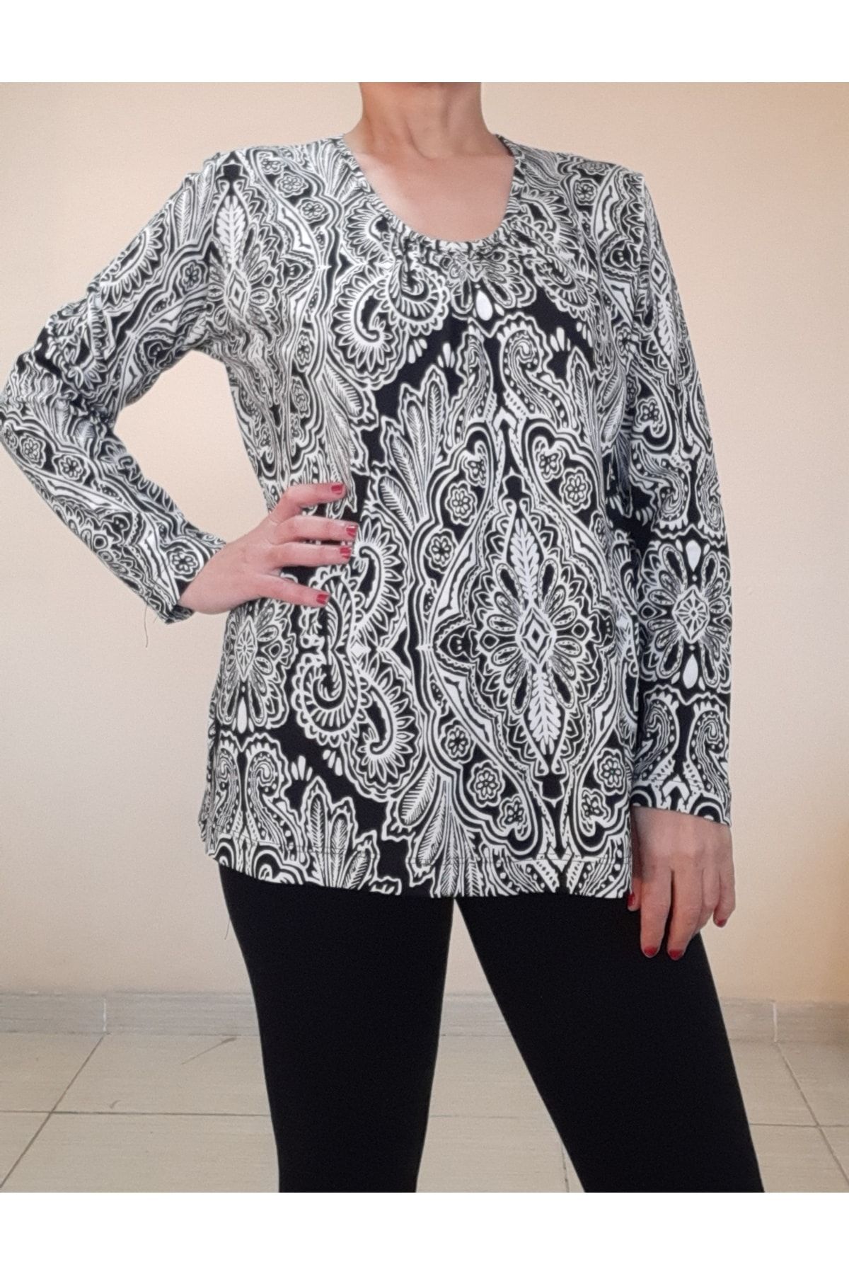 

Женская стильная футболка большого размера, черно-белая футболка из чесаной вискозы с узором и присборенным воротником