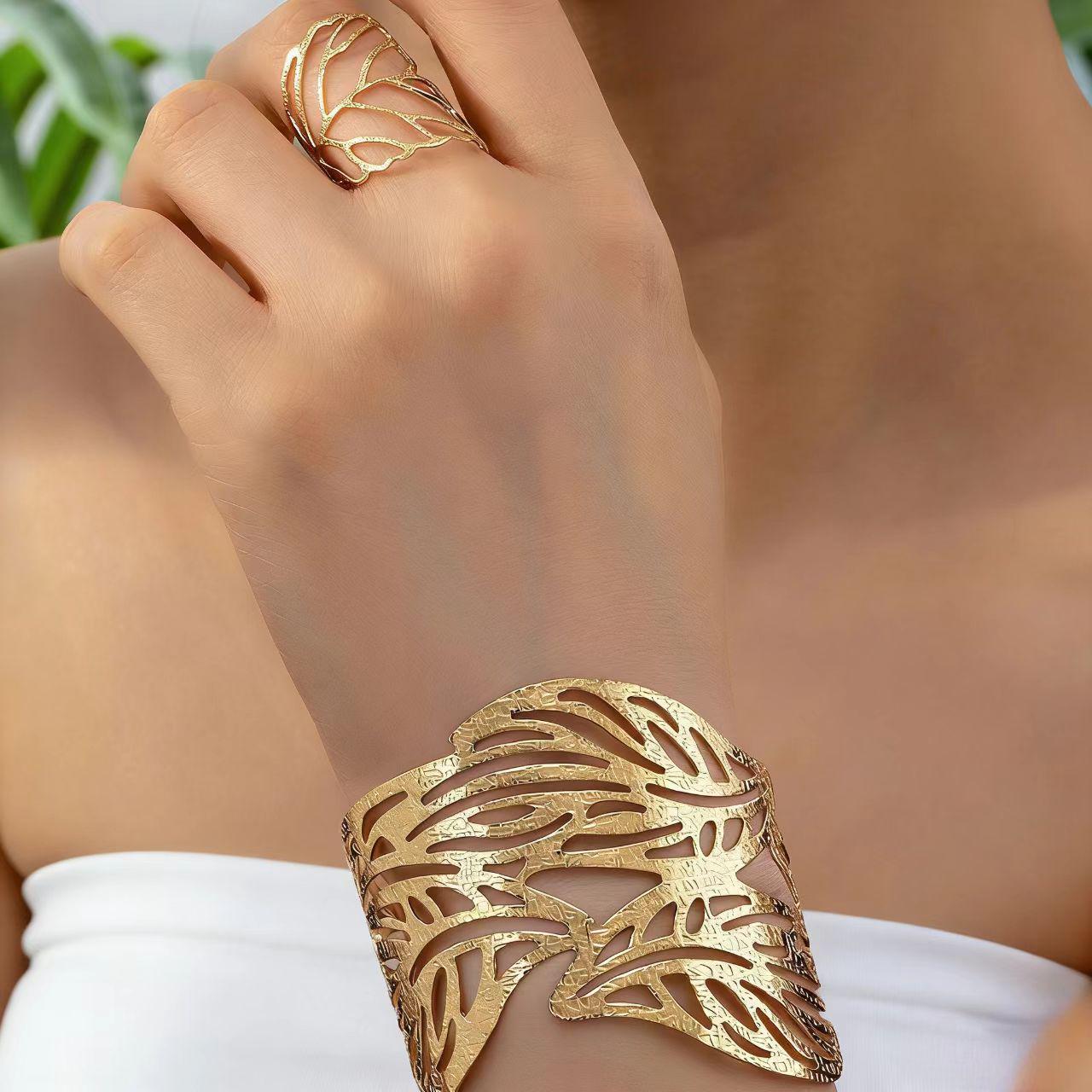 

Vintage Leaf-Inspired Hollow Line Bracelet & Ring Set – Elegant European & American Fashion Jewelry золотий