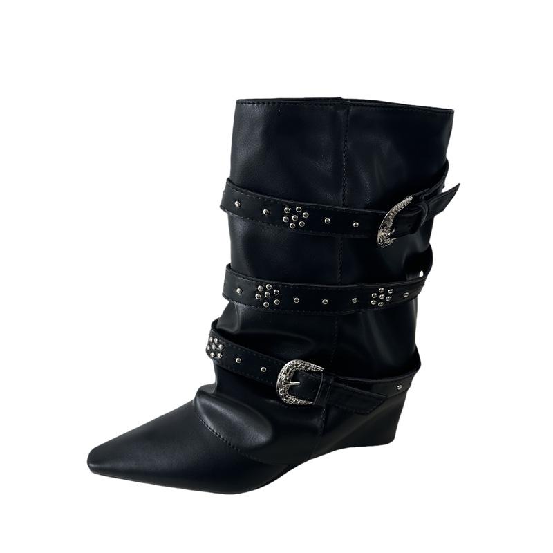 Französische weiße Stiefeletten aus Rindsleder: Modische spitze Zehenpartie, weiter Schaft, schlankmachende Gürtelschnalle, Nieten-Keilabsatz, kniehohe Hosenstiefel