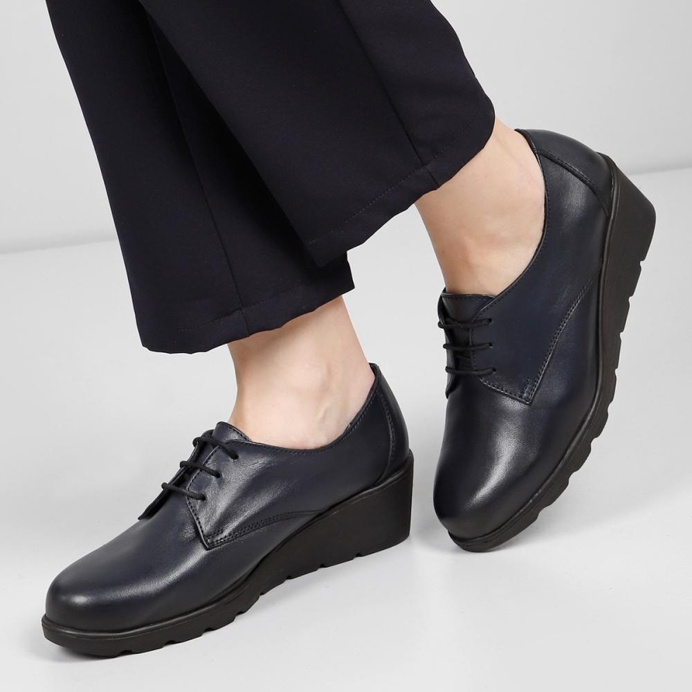 

Темно-синяя женская повседневная обувь из натуральной кожи с круглым носком и мягкой подошвой на шнуровке