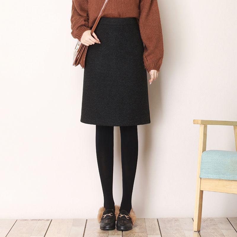 High-Waisted Woolen A-Line Midi Skirt: Simple, Slimming, Versatile, Wrinkle-Resistant with Back Slit, Perfect for Autumn and Winter.