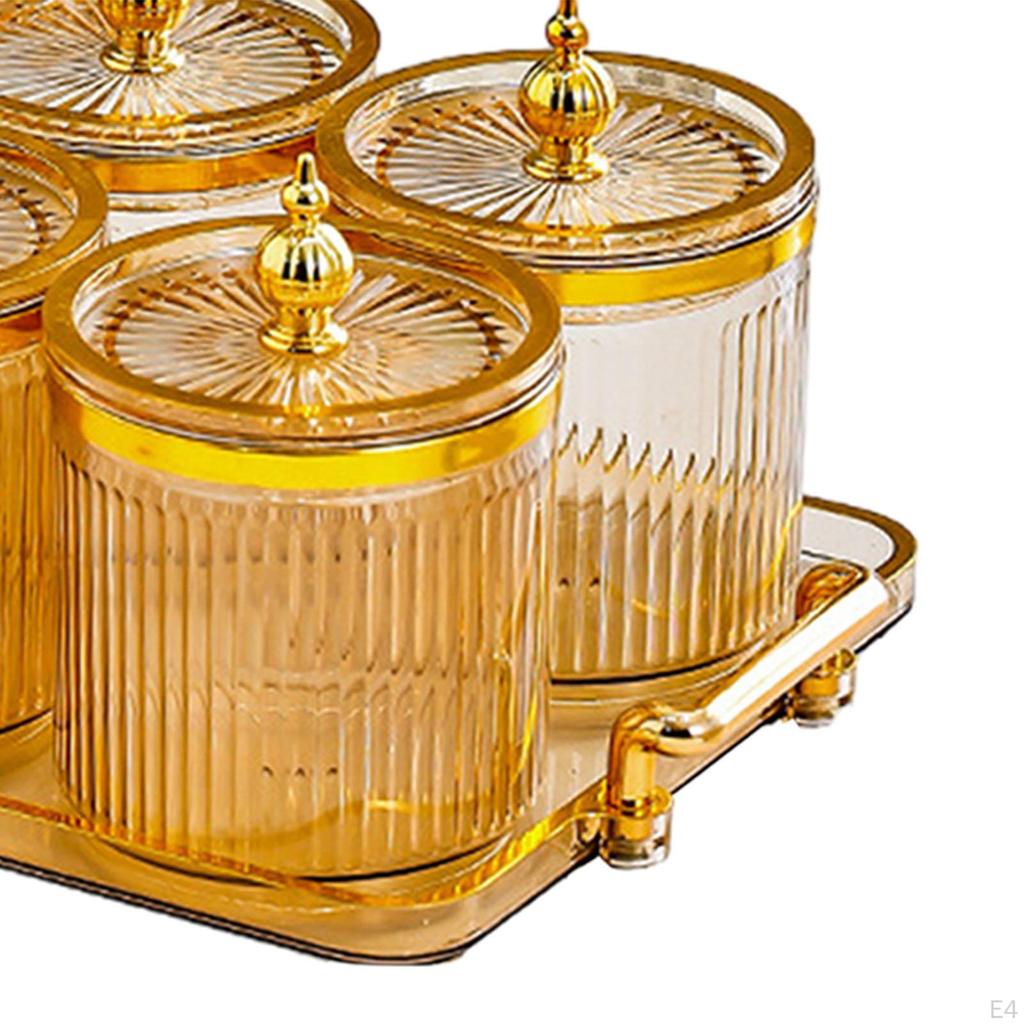 Tellerset mit Trockenfrüchten und Nüssen und abgedeckten Schüsseln