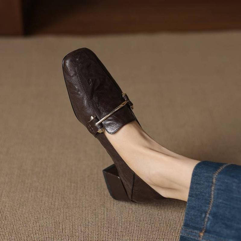 

Новая женская кожаная обувь с низким верхом однотонная большого размера из овчины женская обувь для носки резиновая мягкая подошва удобные лоферы на все сезоны женские 40 коричневый