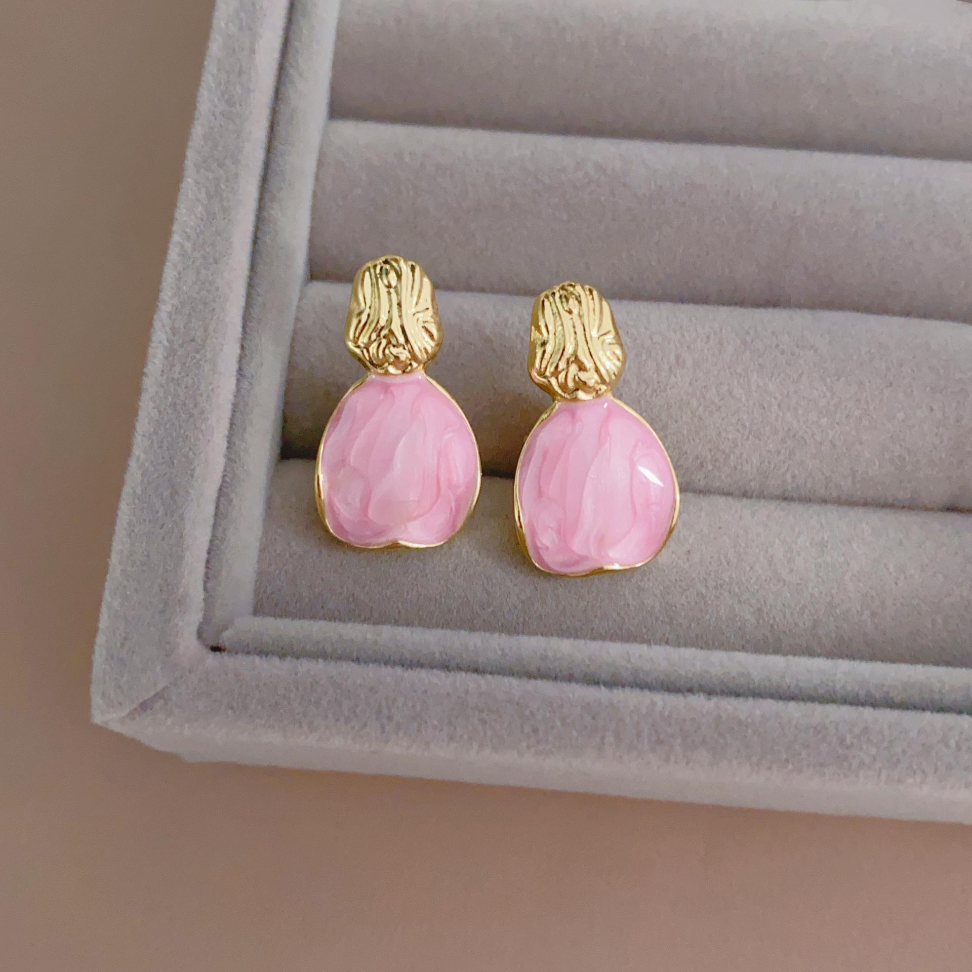 

Super fairy pink geometric retro Hong Kong style earrings light luxury high-end temperament studs new unique earrings