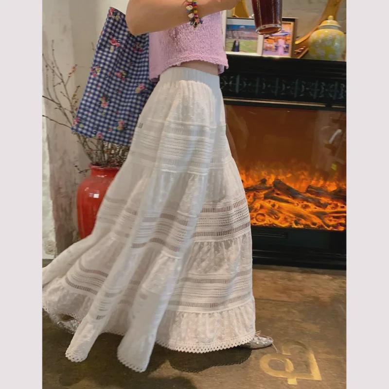 Weißer langer Spitzenrock in A-Linie für Damen – Frühjahr 2024, französisches Design mit ausgehöhlten Details und gespleißtem Saum