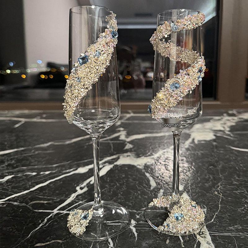 

Набір елегантних келихів для заручин своїми руками: Ідеальний ручний подарунок для наречених та молодят, ідеально підходить для фотографій та святкувань.