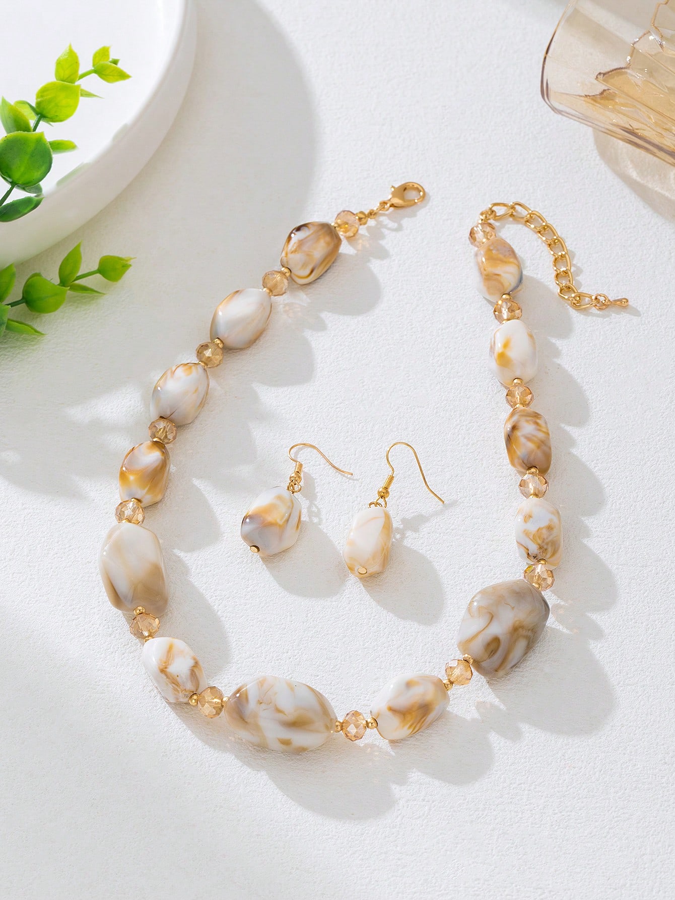 

Модные украшения для женщин белый