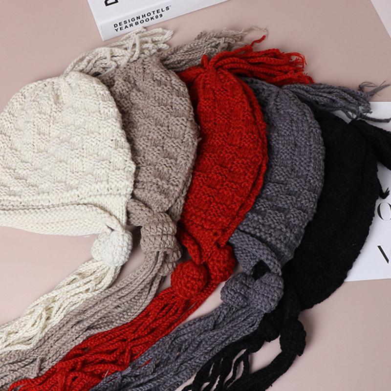 1 Stück Handgefertigte Häkelmütze aus buntem Garn für Damen Winter Gestrickte Beanie-Mütze mit Ohrenklappen, Quaste und Bommel