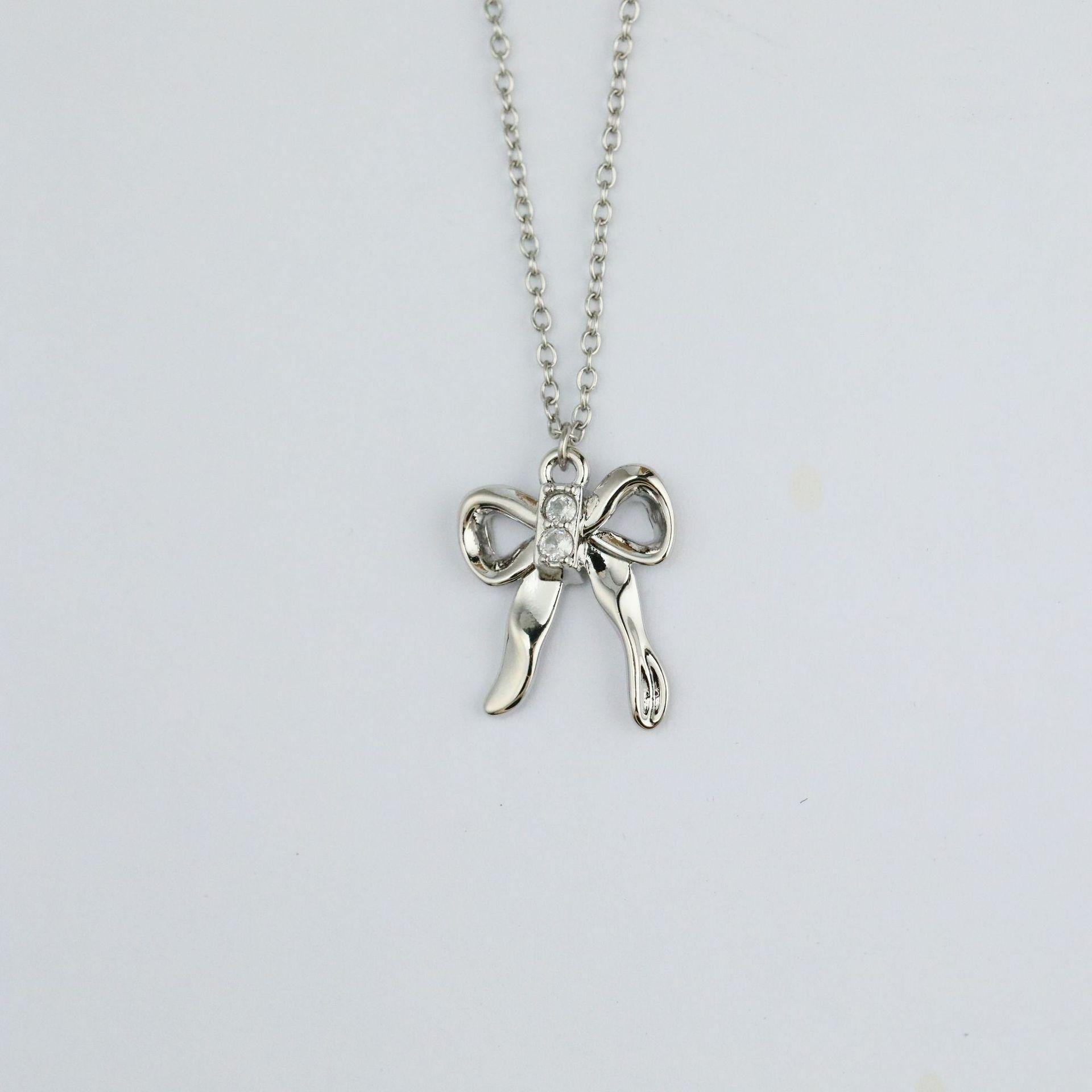 Elegant Oversized Bow Necklace: Gold & Pearl Choker for Women серебряный