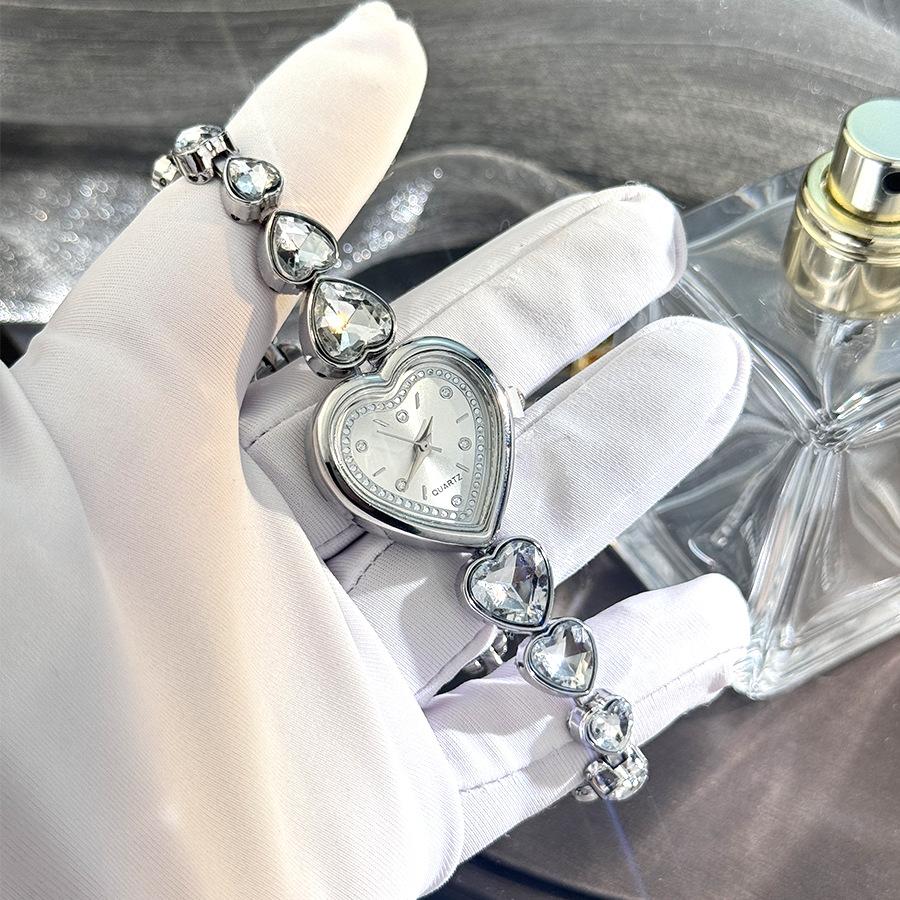 Damklockor med hjärtformat fodral Söt Armbandsur med Inlagda Strass Elegant Temperament Armbandsur Flickklocka Present