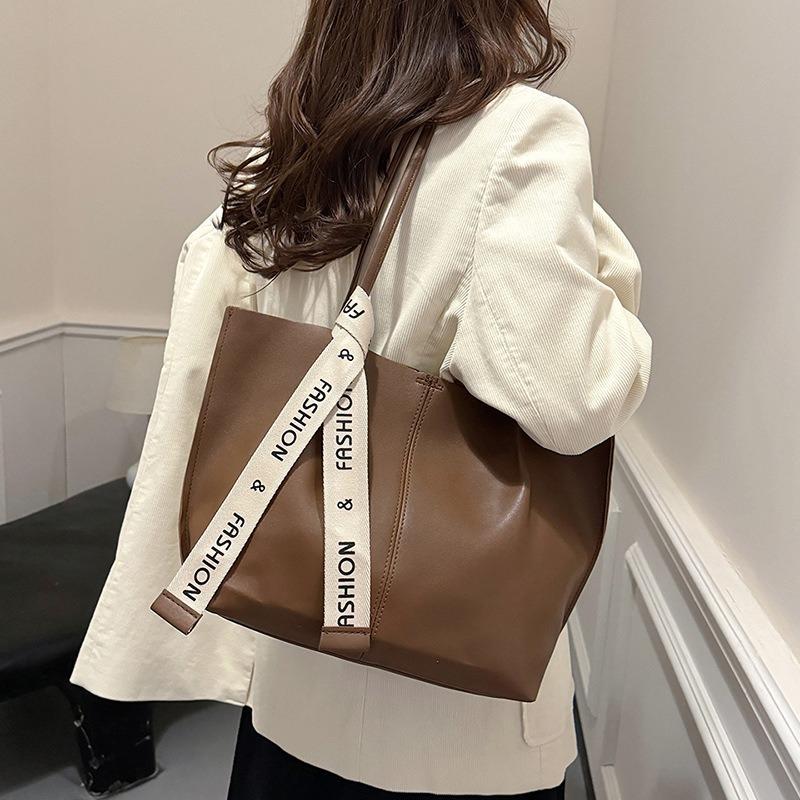 Textured large-capacity bag women's new niche design commuting to work personalized tote bag big bag