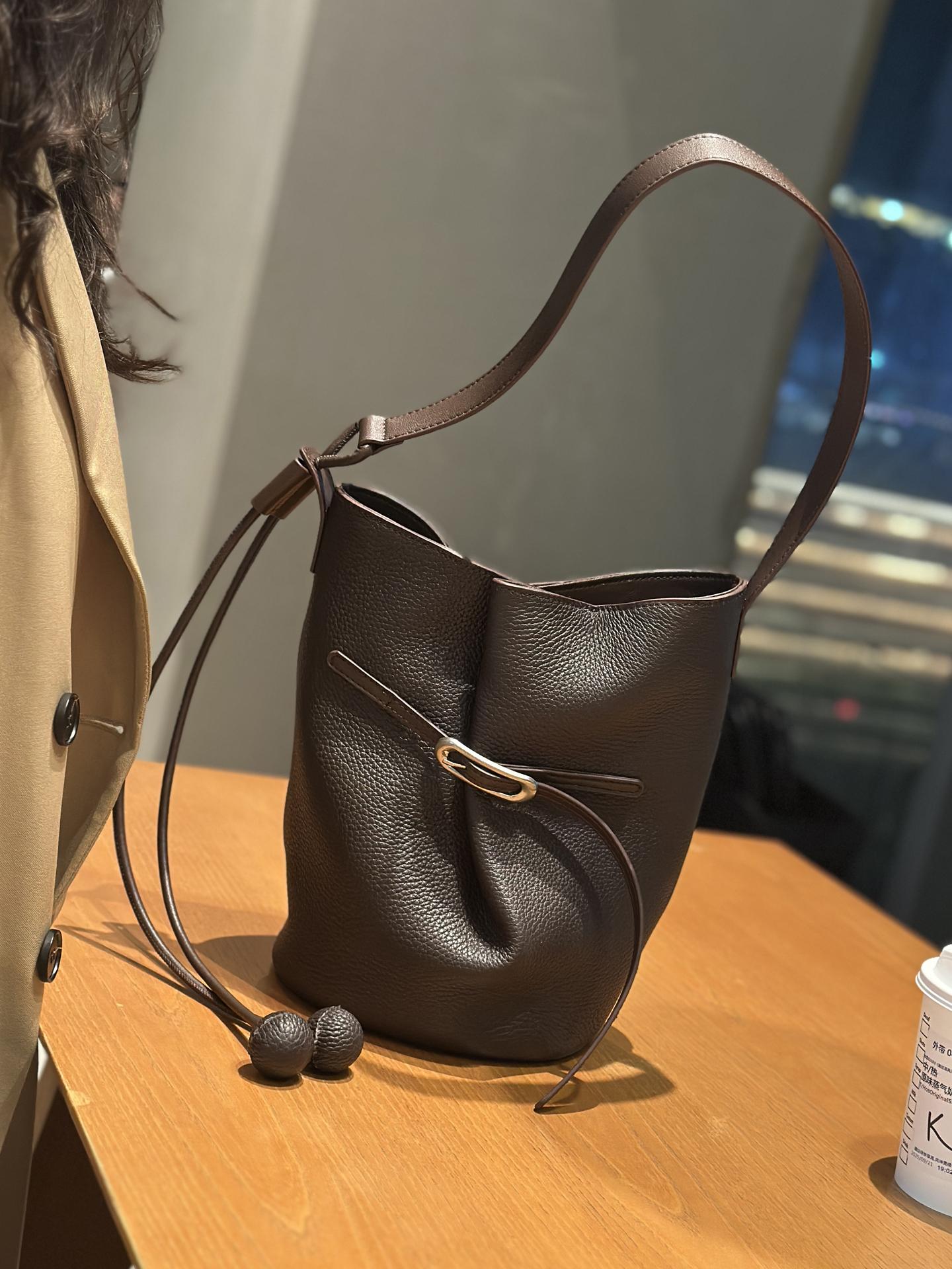 

Ladies Cow Leather Shoulder Underarm Bag Women Luxury Designer Cowhide Handbags Female Retro Large Capacity Commute Bucket Bags 17x13x25cm кавовий