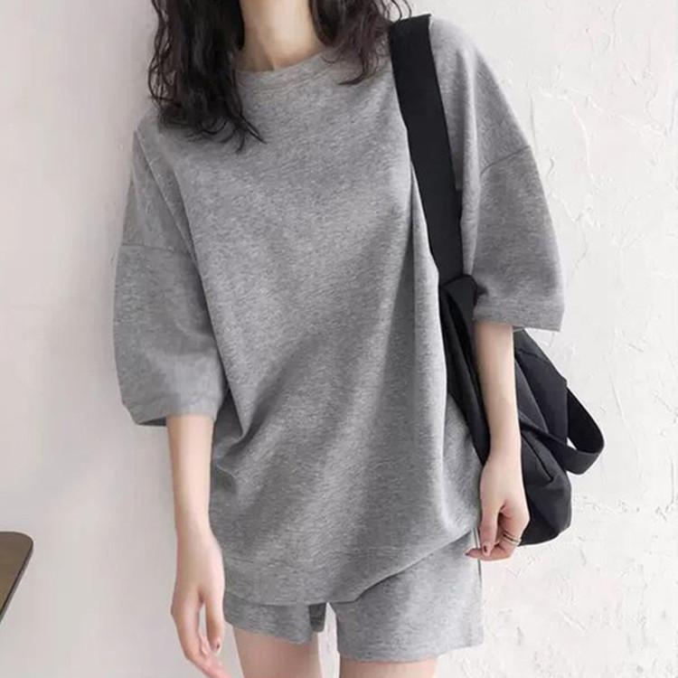 

Женский костюм большого размера, летний новый, для полных мм, стройнящий и скрывающий полноту, повседневный и модный, с круглым вырезом, с короткими рукавами, костюм с шортами 2XL серый