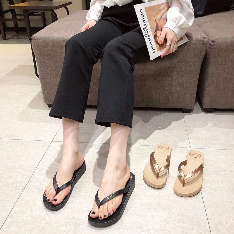 Stilvolle Flip-Flops mit Keilabsatz für Damen: Einfarbige, trendige Strandmode im Hongkong-Stil