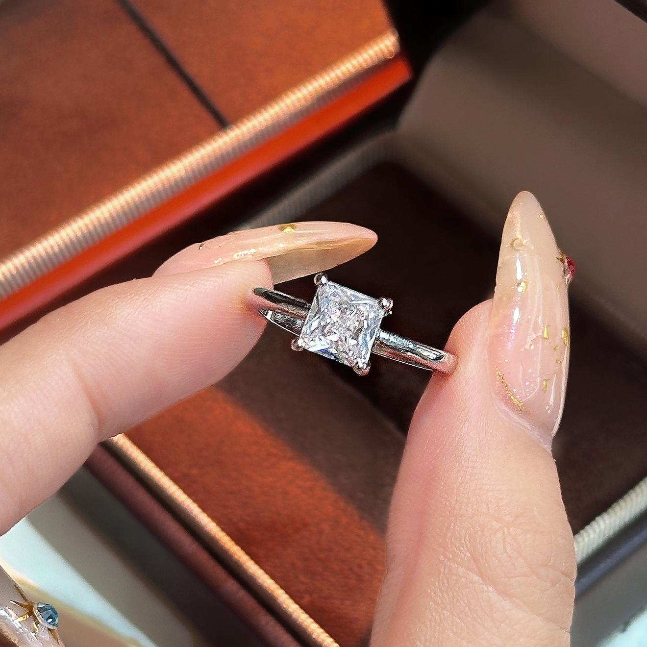 

Xiaohongshu popular ins wind slightly inlaid simulation four-clawed square princess diamond ring wedding ceremony prop ring платиновий