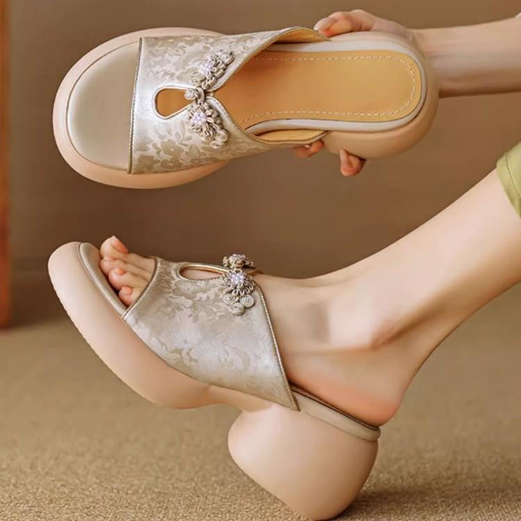 Stepping on shit fish mouth slippers women's summer wear one-word soft leather cool slippers temperament high heels