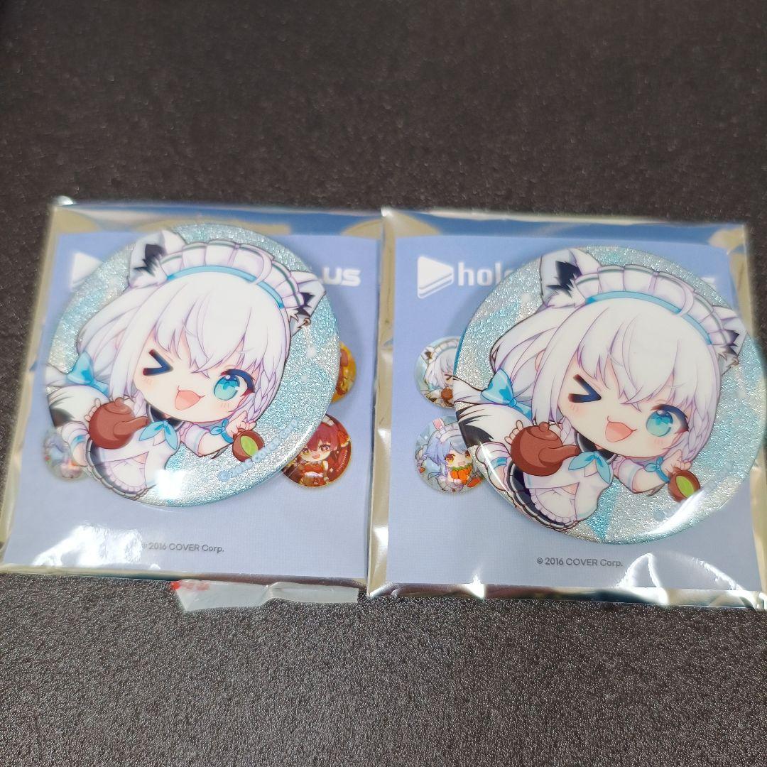 

[ИСПОЛЬЗОВАННЫЙ] Случайный набор из 2 значков Shirakami Fubuki Korea Collaboration Cafe
