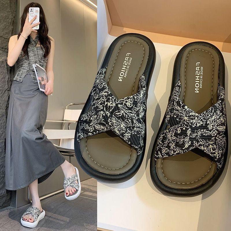 Women's New Anti-skid Bathroom Slippers with Versatile, Fashionable and High-end Feel on The Beach, with A Sponge Bottom