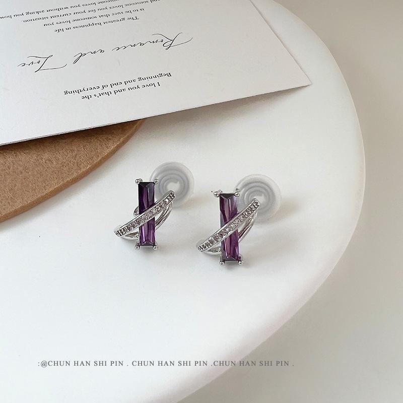 

Light luxury purple ear clips without ear holes, niche design sense, high-end small and exquisite earrings, female mosquito coil disc earrings.