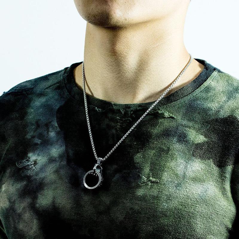 Women's Necklace Men's Necklace Is Popular with the New Skeleton Hand-grasping Rings HIPHOP Necklace Pendant