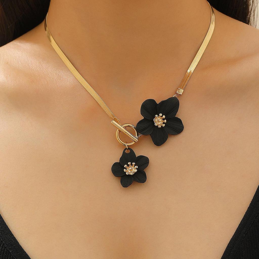 Elegant Alloy Flower Pendant Necklace and Earrings Set for Women - Fashionable, High-End, and Versatile.