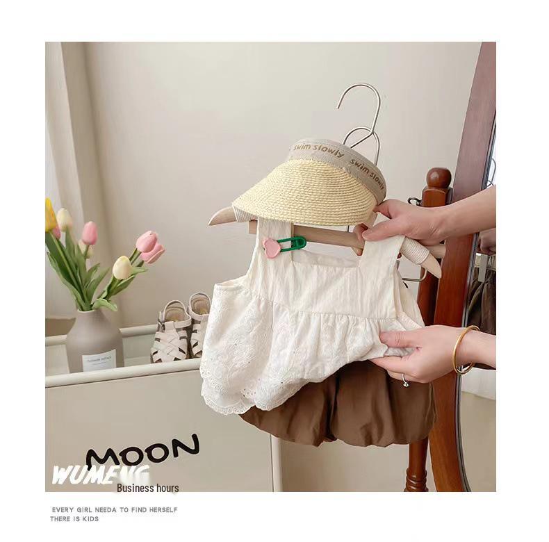 Stilvolles zweiteiliges Mädchen-Camisole- und Bloomers-Set mit Stickerei.