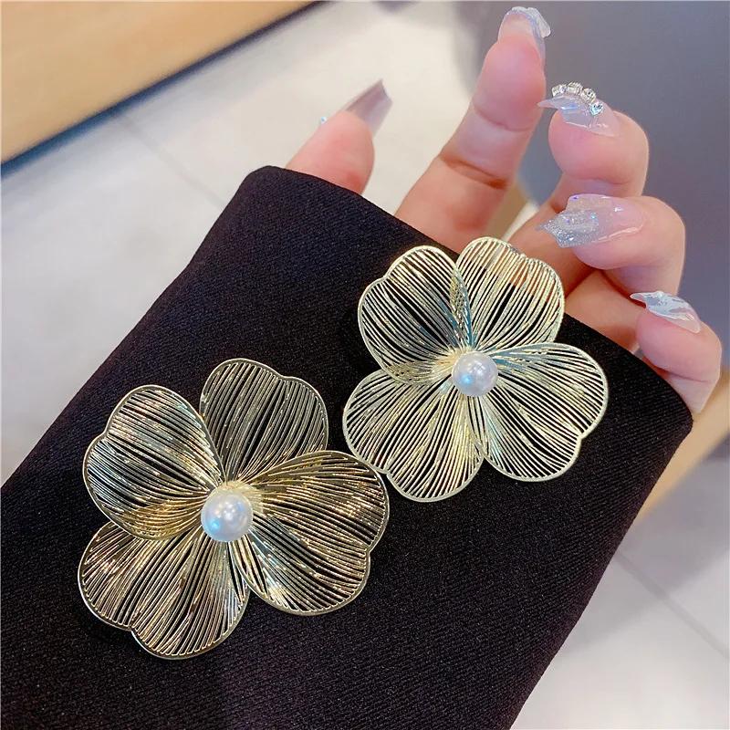 Exaggerated Hollow Metal Pearl Flower Earrings for Women able Simple Daily Accessories Party Jewelry Birthday Gifts
