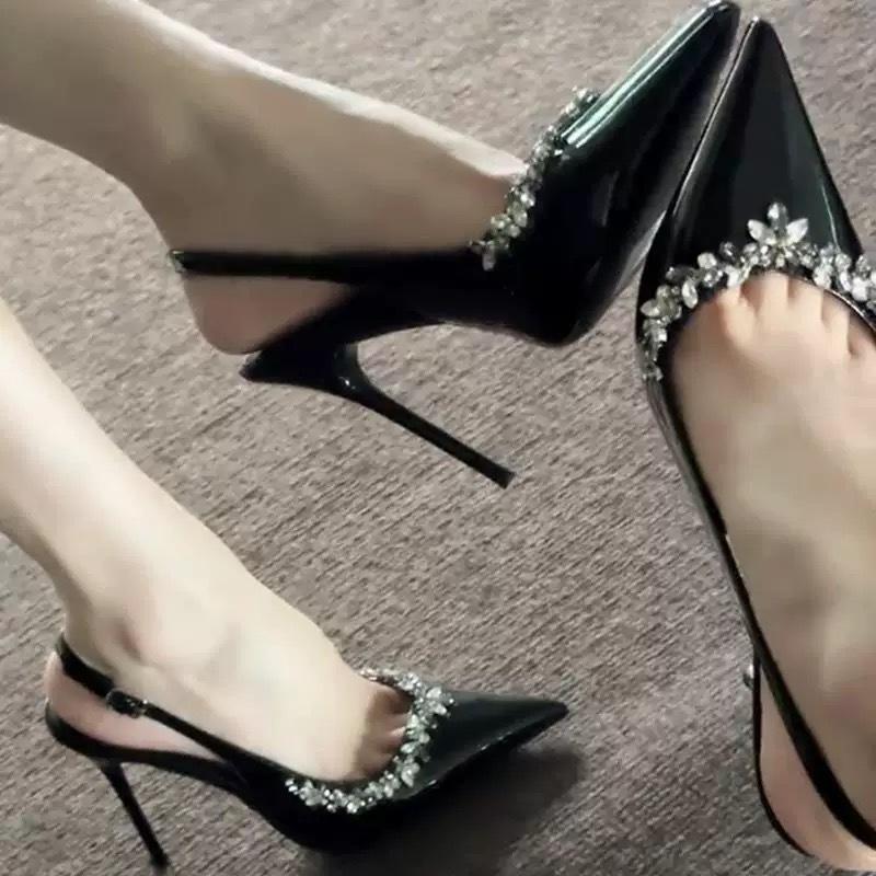 

Korean version of elegant temperament nude high heels new pointed sexy rhinestones beautiful temperament versatile sandals 40