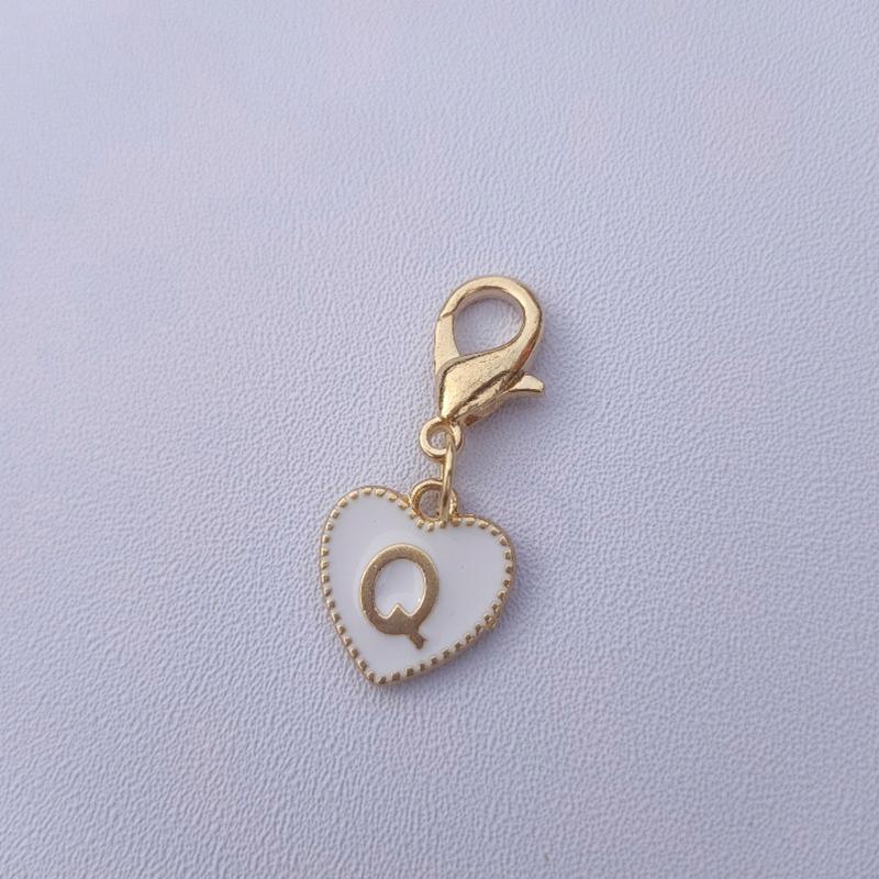 Hetsäljande 26 engelska bokstäver vit dubbelsidig persikohjärta nyckelring hjärtformad legeringsaccessoarprydnad