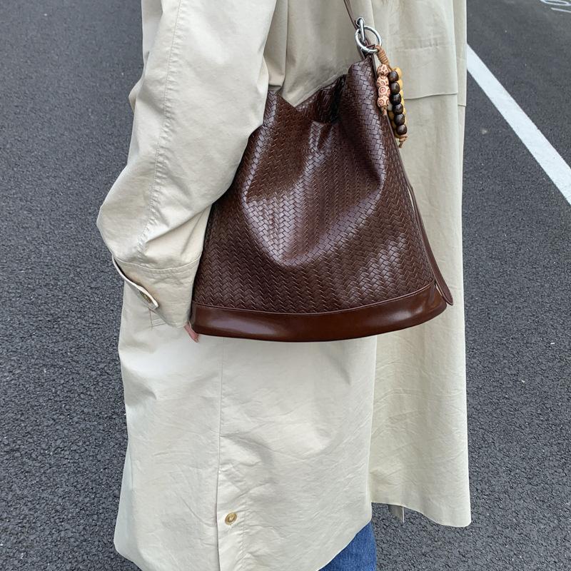 Commuter retro large-capacity bag women's 2025 new casual versatile shoulder bag premium messenger bucket bag