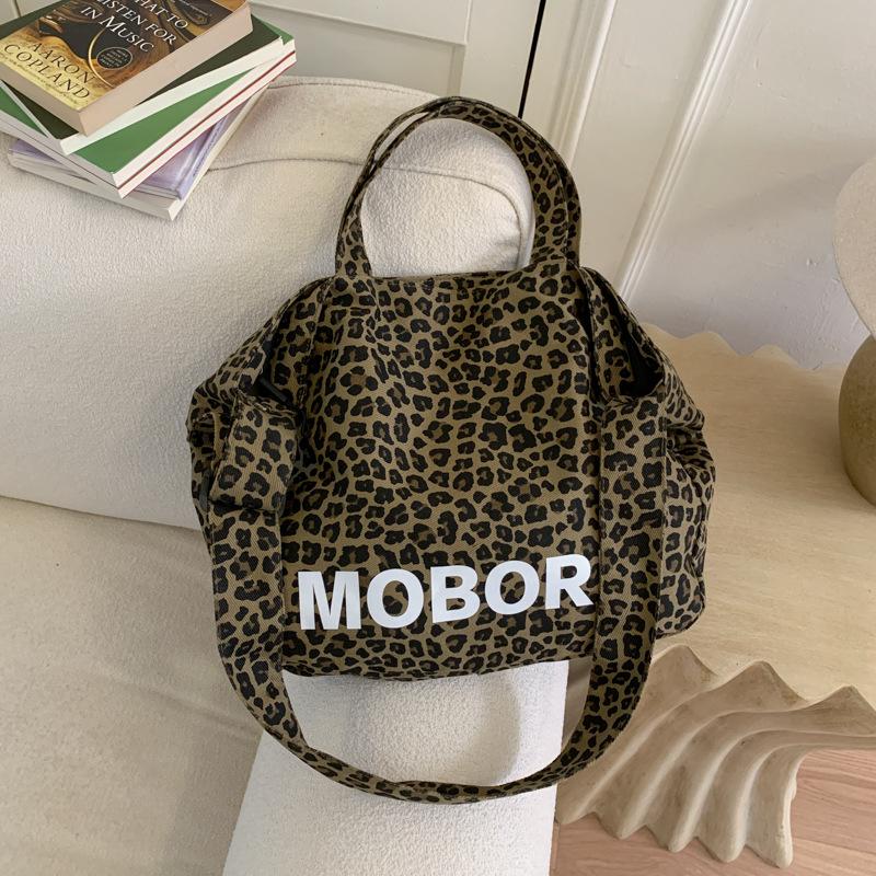 

Korean niche leopard print canvas bag women s 2025 new trendy fashion hand-held tote bag lazy style one-shoulder commuter bag зелёный