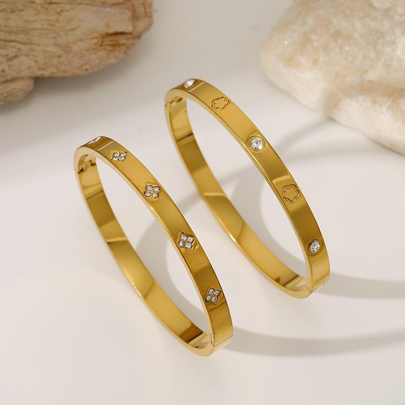 Stainless steel bracelet fashion European and American ins style 18K gold lucky four flower steel bracelet women's jewelry